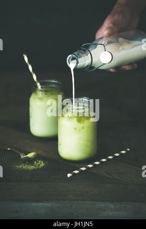 Geeiste Kokosnuss Matcha Latte Erfrischungsgetränk in Gläsern Stockfoto