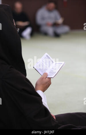 Mann liest den Koran in einer Moschee.  Frankreich. Stockfoto