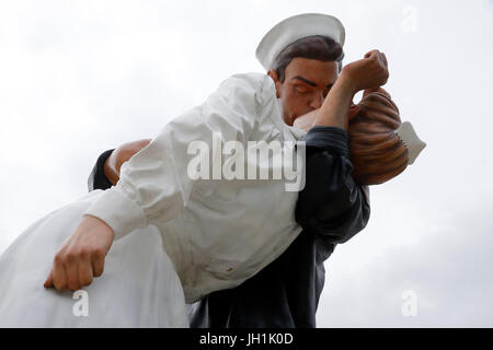 Seward Johnson Skulptur "Bedingungslose Kapitulation", inspiriert von einem berühmten Foto von Alfred Eisenstaedt. Frankreich. Stockfoto