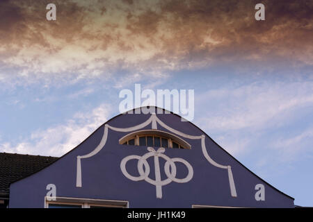 Haus Giebel, Wohnhaus Fassade mit Stuck-Arbeit. Stockfoto