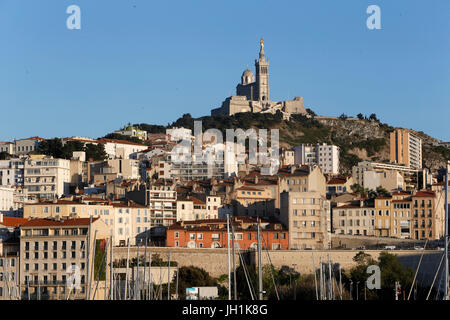 Alten Hafen von Marseille und die Basilika Notre Dame De La Garde. Frankreich. Stockfoto