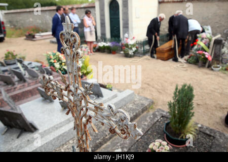 Menschen bei einer Beerdigung auf einem Friedhof. Frankreich. Stockfoto