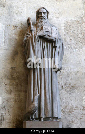 Kirche Saint-Germain-des-Prés. Der Heilige Benedikt von Nursia Statue.  Paris. Frankreich. Stockfoto