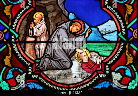 Kirche des Heiligen Herzen Jesu. Glasmalerei-Fenster. Benedikt von Nursia. St. Benedikt ist der Schutzpatron von Europa und Studenten. Moulins. Frankreich. Stockfoto