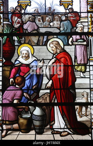Glasmalerei in Saint-Aubin Kirche, Houlgate. Das Wunder von Kana. Frankreich. Stockfoto