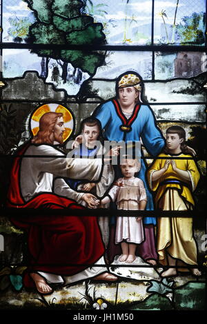 Glasmalerei in Saint-Aubin Kirche, Houlgate. Jesus und die Kinder. Frankreich. Stockfoto