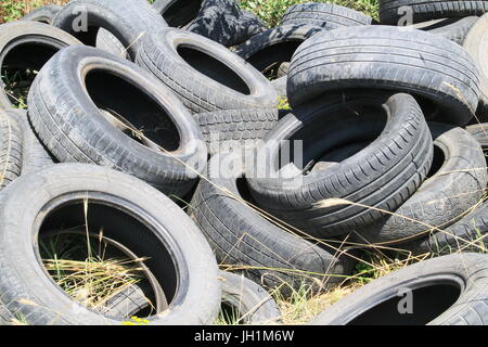 Andere Völker Müll entsorgt alte Reifen oder Reifen. Stockfoto