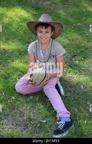 10-jähriger Junge mit einem Ball. Frankreich. Stockfoto