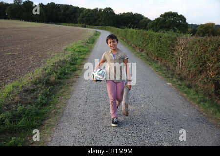 10-Year-Old Boy zu Fuß auf einer Landstraße. Frankreich. Stockfoto