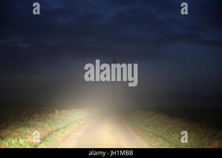 Straße bei Nacht. Frankreich. Stockfoto