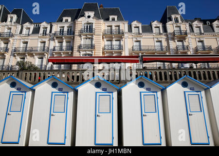 Strandkabinen und Grand Hotel Cabourg, Normandie. Frankreich. Stockfoto