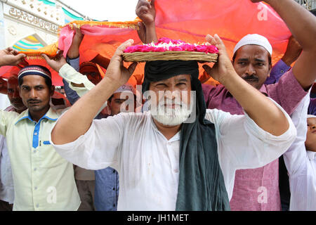 Ajmer Sharif Dargah, Rajasthan. Gläubigen tragen Angebote. Indien. Stockfoto