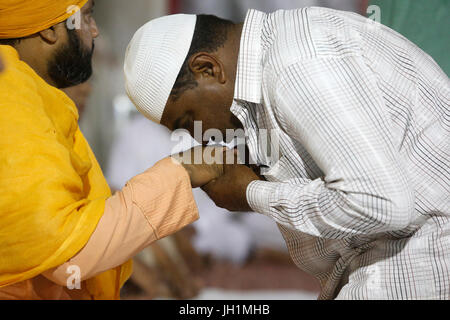 Ajmer Sharif Dargah, Rajasthan. Gläubigen Sheikh Syed Zainul Abedin Ali Khan die Hand küssen. Indien. Stockfoto