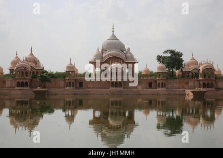 Kusum Sarovar, eine historische Sandstein-Denkmal zwischen Govardhan und Radha Kund im Distrikt Mathura in Uttar Pradesh, Indien. Stockfoto