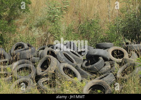 Andere Völker Müll entsorgt alte Reifen oder Reifen. Stockfoto