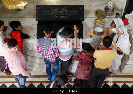 Pilger nehmen Prasad vor Bhaktivedanta Swami Prabhupada Mausoleum in Vrindavan.  Indien. Stockfoto