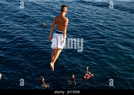 Junger Mann einen Sprung in der Med.-Italien. Stockfoto