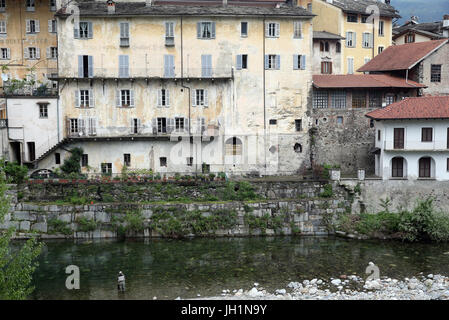 Typische Häuser auf Mastallone Fluss in Varallo Sesia. Stockfoto