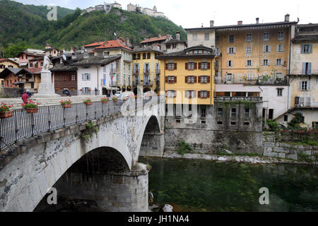 Typische Häuser auf Mastallone Fluss in Varallo Sesia. Stockfoto