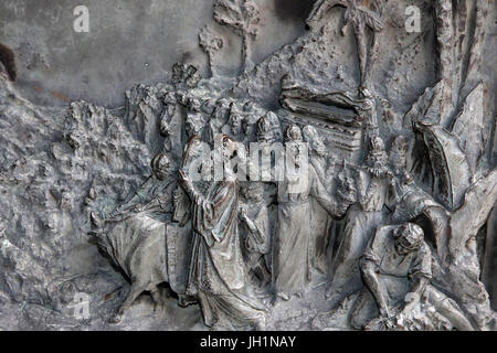 Heiliger Berg von Varallo. Moses und die Bundeslade mit den zwei Steintafeln mit den zehn geboten.  Italien. Stockfoto