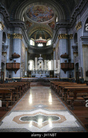 Johannes-Evangelist-Kirche. Santa Maria Maggiore.  Basilika von der Madonna del Sangue.  Das Kirchenschiff.  Italien. Stockfoto