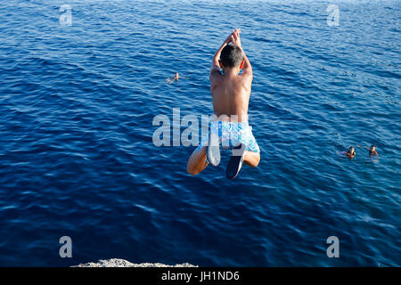 9-Year-Old Boy ins Meer tauchen. Italien. Stockfoto