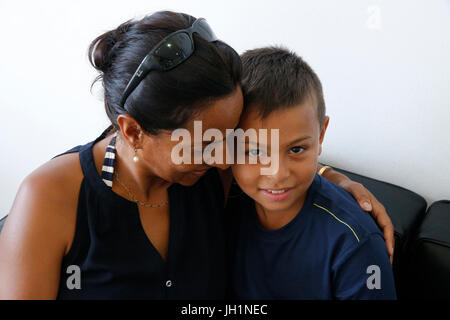 Mutter und Sohn. Italien. Stockfoto