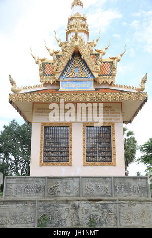 Gedenkstätte Schrein geschmückt mit Reliefs von Gräueltaten der Roten Khmer im Wat Somrong Knong. Kambodscha. Stockfoto