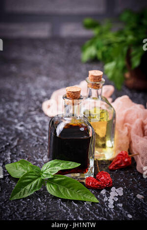 Olivenöl und Essig in Glasflaschen. Selektiven Fokus Stockfoto