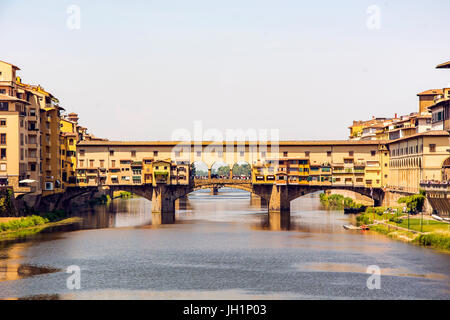 Mittelalterliche Steinerne Brücke Ponte Vecchio über den Arno in Florenz, Toskana, Italien. Florenz ist ein beliebtes Touristenziel Europas Stockfoto