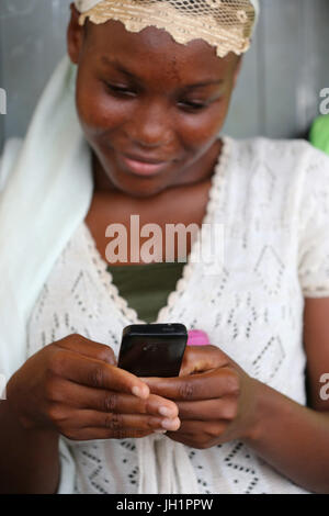 Afrikanerin mit dem Handy telefonieren.  Lome. Togo. Stockfoto