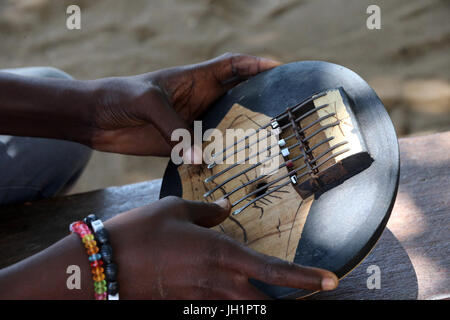 Afrikanischer Mann spielt Musik. Close-up.  Togo. Stockfoto
