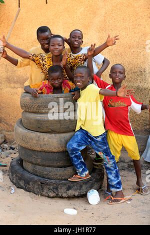 Afrikanischen jungen Plaing mit alten Reifen.  Lome. Togo. Stockfoto