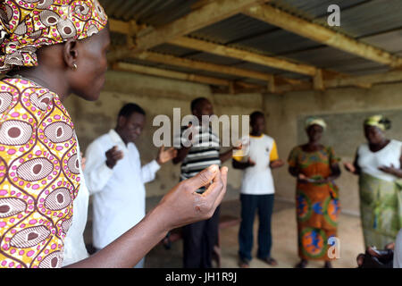 Afrikanischen Katholiken beten gemeinsam in der Kirche.  Togo. Stockfoto