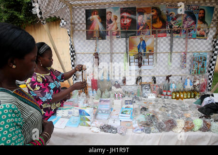 Rosenkranz zu verkaufen.  Lome. Togo. Stockfoto