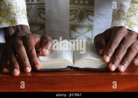 Afrikaner, die Bibel zu lesen. Close-up. Lome. Togo. Stockfoto