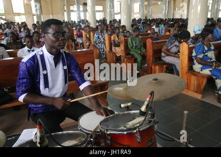 Sonntagmorgen katholische Messe.  Das Evangelium. Schlagzeuger.  Lome. Togo. Stockfoto