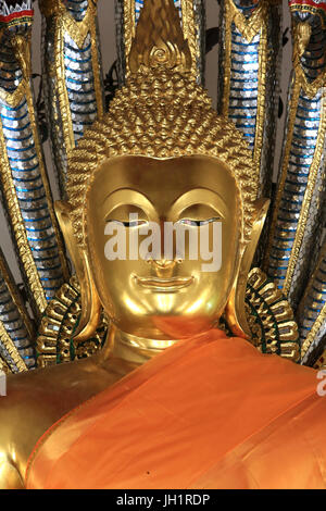 Golden Buddha unter die Erde zu Zeugen. Wat Pho - Wat Phra Chettuphon. 1788. Bangkok.  Thailand. Stockfoto