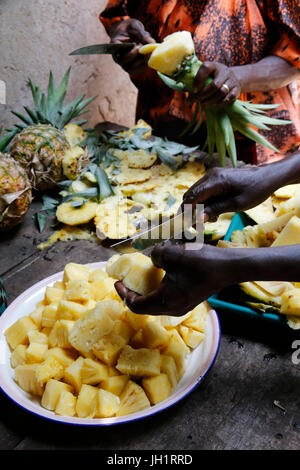 Mahlzeit zubereitet von einer Gruppe von Mitgliedern der Uganda Kolping Society. Die Gruppe (10 Frauen & 5 Männer) ist ein catering-Unternehmen finanziert ein UGS Loa 2,5 Millionen Stockfoto