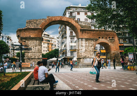 THESSALONIKI, Griechenland - 27. Mai 2015: Frau geht auf dem Hintergrund der Bogen des Galerius. Stockfoto