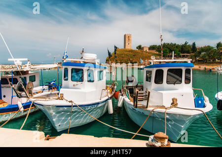 NEA FOKEA, Griechenland-24. Mai 2015: Boote, im Hintergrund der Nea Fokea Turm. Halbinsel Kassandra Chalkidiki in Griechenland Stockfoto