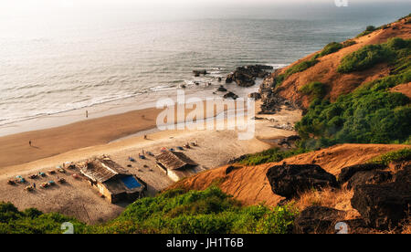 Blick von oberhalb des wunderbaren Versteck von Chapora Beach in der Nähe von Vagator. Arabisches Meer, Nord-Goa, Indien Stockfoto