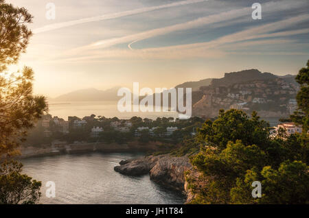 Luftaufnahme des Dorfes von Port Andratx und Villen des Cap de sa Mola bei Sonnenuntergang, Mallorca, Balearen, Spanien Stockfoto