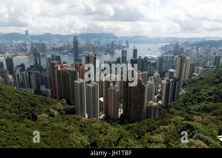 Luftaufnahme von Hong Kong von der Aussichtsterrasse der Peak Tower unter dem Gipfel des Victoria Peak Stockfoto