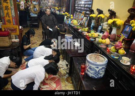 Vietnamesische Beerdigung. Trauerfeier in einem buddhistischen Tempel.  Ho-Chi-Minh-Stadt. Vietnam. Stockfoto