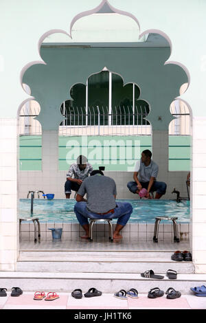 Masjid Musulman (Saigon-Zentral-Moschee). Moslems durchführen Waschung vor dem Salat. Ho-Chi-Minh-Stadt. Vietnam. Stockfoto