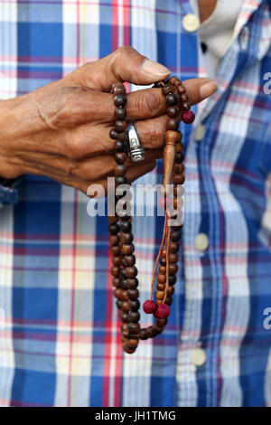 Masjid Musulman (Saigon-Zentral-Moschee). Muslime beten mit Tasbih (Gebetskette), Ho-Chi-Minh-Stadt. Vietnam. Stockfoto