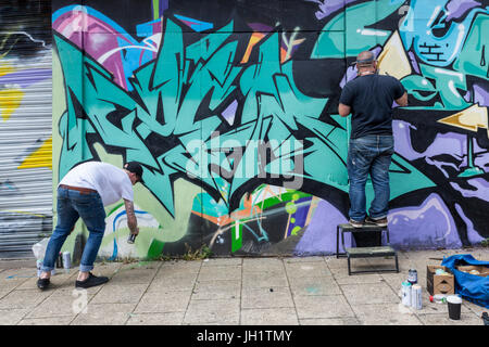 Graffiti-Künstler malen eine Wand, Nottingham, England, UK Stockfoto