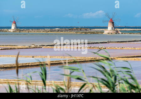 Salzpfannen und Windmühlen in der Lagune Stagnone zwischen Marsala und Trapani an der Westküste Siziliens, Italien. Stockfoto