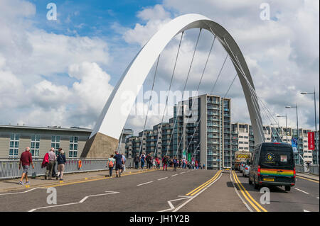 Glasgow, Schottland, UK - 1. August 2014: The Clyde Arc auch bekannt als Squinty-Brücke, die überquert den Fluss Clyde in Glasgow. Stockfoto